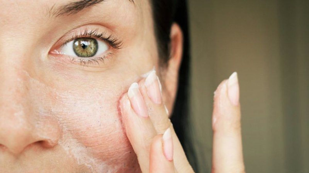 Tips To Protect Skin From Air Pollution And Sun Exposure