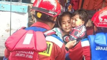 61 人从兰苍岛上死亡的发动机KM Sumber Makmur撤离的联合小组