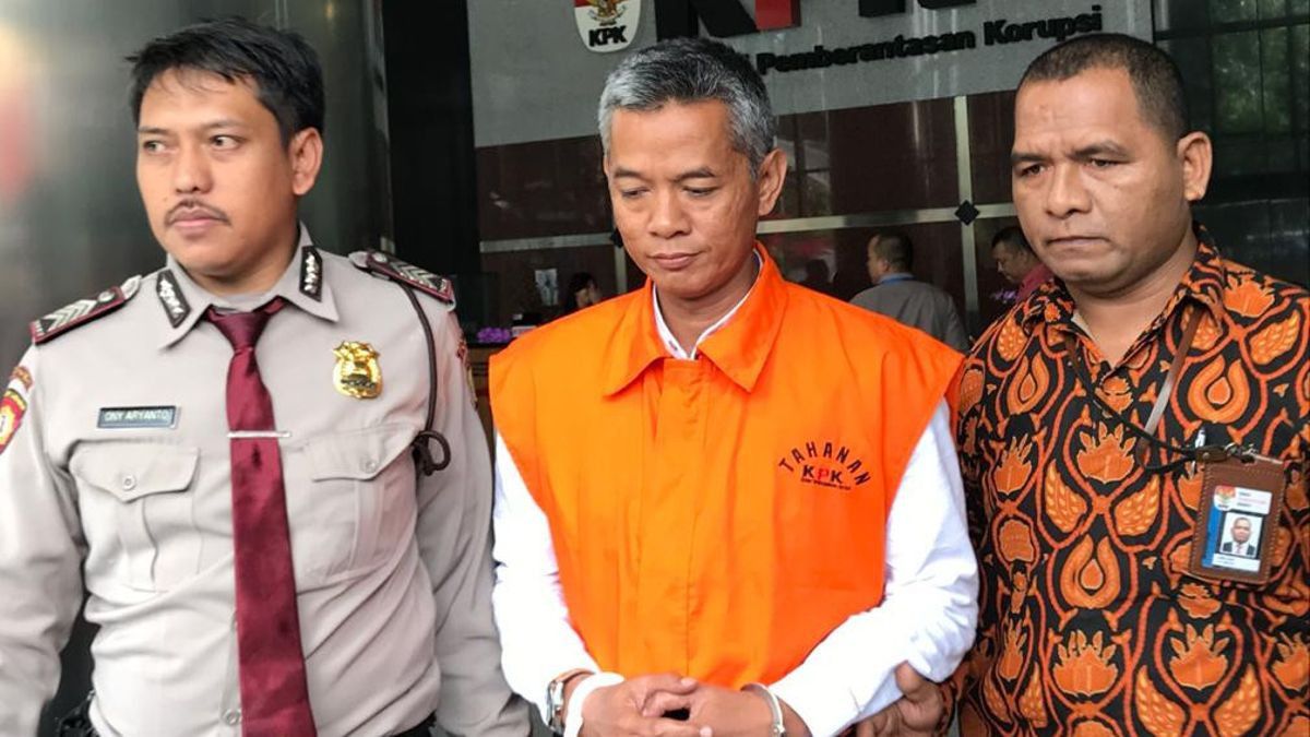 من الواضح أنه تلقى رشوة وإكراميات ، تمت مقاضاة المفوض السابق لـ KPU Wahyu Setiawan بالسجن لمدة 8 سنوات