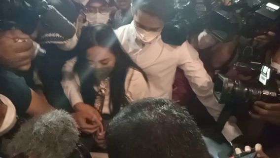 Rachel Vennya yang Kabur dari Karantina Dilindungi Kekasihnya Saat Mau Masuk Polda