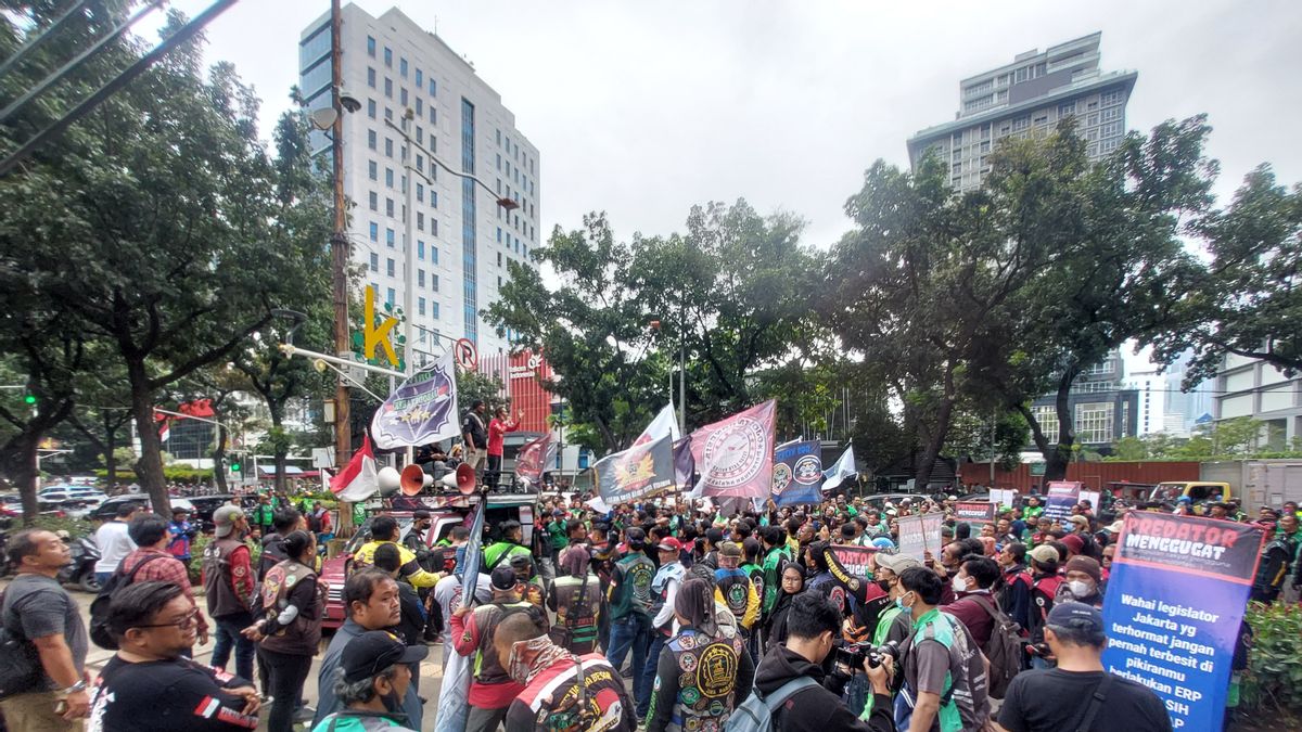 Rombongan Ojol Demo Depan Gedung DPRD DKI, Minta Rencana Jalan Berbayar Dibatalkan
