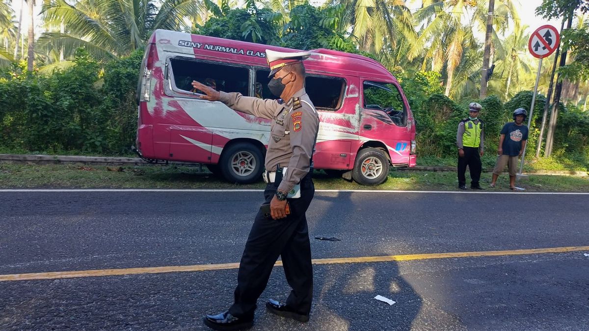    Diduga Ugal-ugalan, Mobil Travel Berpenumpang Belasan Orang Kecelakaan di Jembrana Bali