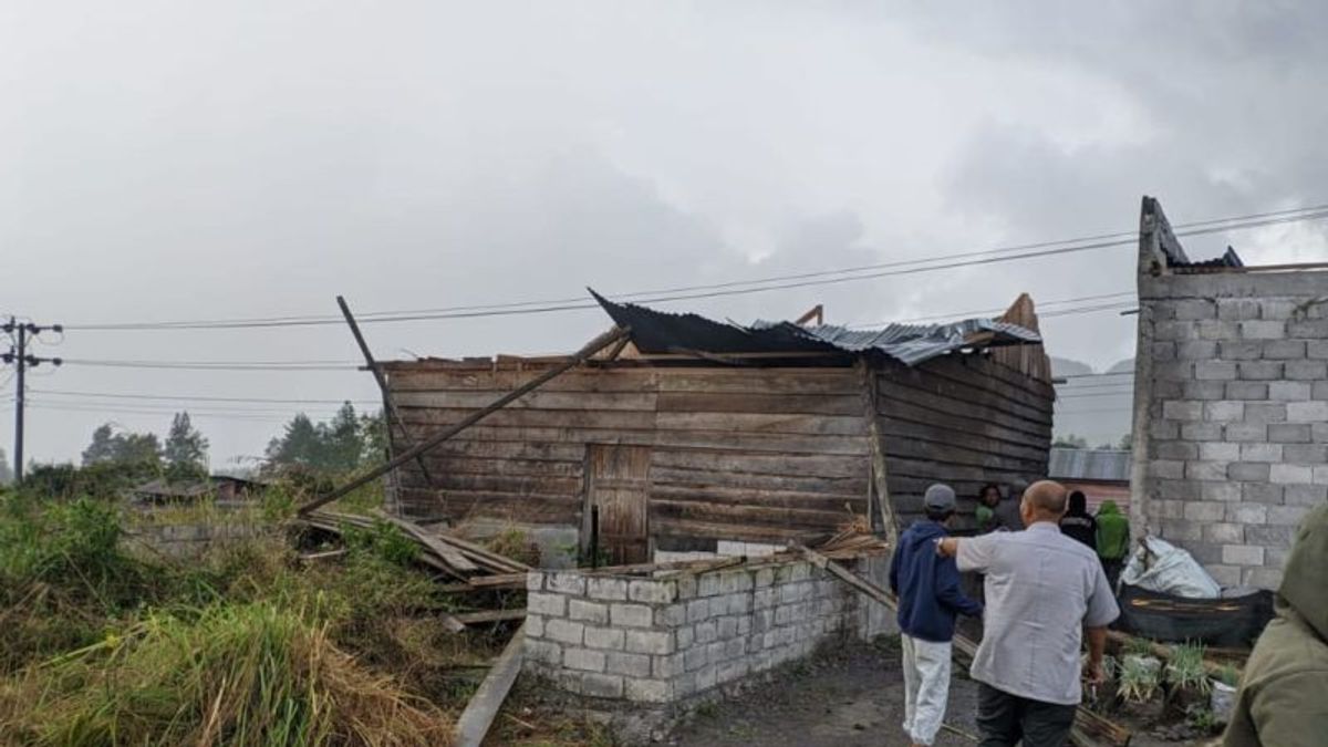 竜巻で被害を受けたベナー・メリア・アチェの4軒の家