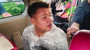 摩托车手Sok Jagoan Acungkan Celurit在三宝垄市街被警方逮捕,显然是迫害的肇事者