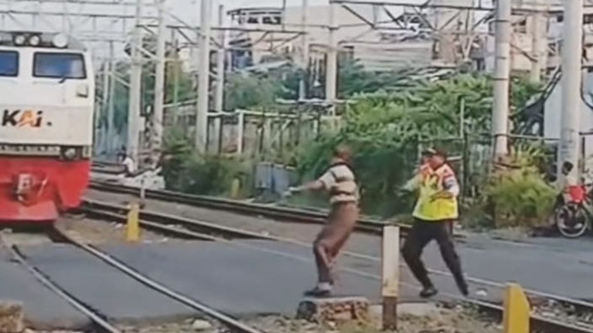 Les moments des agents de la porte du train pour sauver les personnes âgées alors que le train était déjà en face des yeux