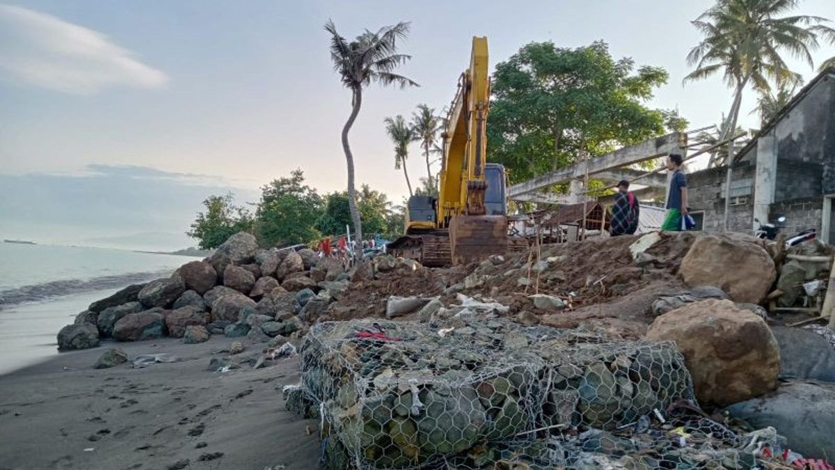 Pemkot Mataram Minta Dinas PUPR Percepat Pasang Tanggul di Pantai Mapak yang Diterjang Abrasi Akhir 2022