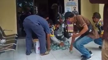 Seorang Pengacara Sebar Uang RP40 Juta di Mapolsek Banyuwangi Gara-gara Kesal Kliennya Dapat Intervensi Polisi