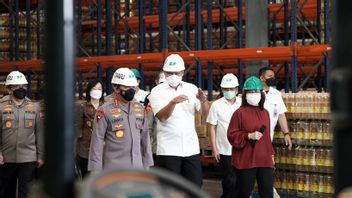 贸易部长Lutfi和国家警察局局长Listyo Sigit参观了热带食用油，在集团Bachrun Karim拥有的BKP工厂排队