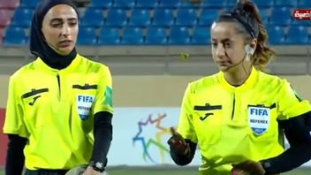 女子足球推广，女子裁判队领导约旦男子比赛