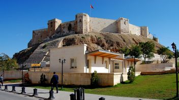 M7.8地震によって破壊されたローマとビザンチンの遺物の古代の城がトルコを揺るがす