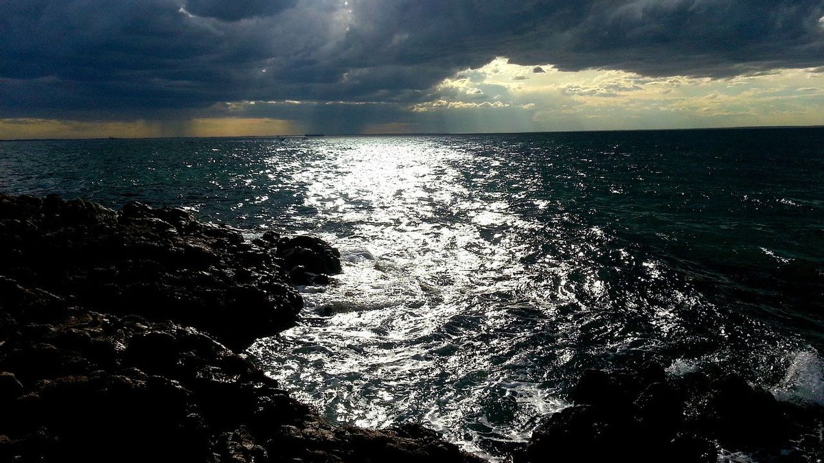 クサンバ・クルンクン・バリの海に浮かぶウイルスゴミ