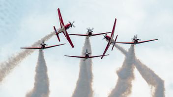 ハイショーのアトラクションジュピター曲技飛行チームTNI AU、驚くべき何千人ものLIMA2025観客