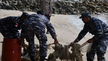 印度尼西亚海军处理庞加尔海滩沉船残骸的残余废物