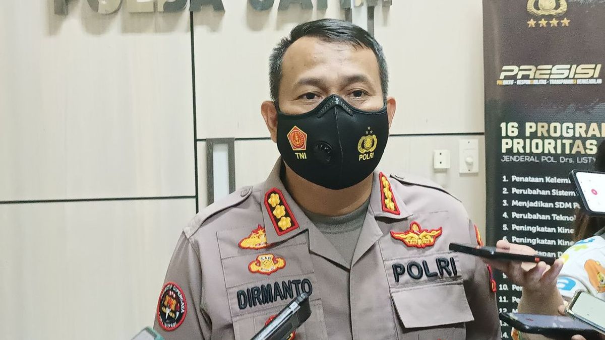 A Group Of Robbers Of The Blitar Mayor's Office House Bring Firearms And Sajam, Riding A Red Plate