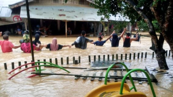 Ministry Of Social Distributes Second Phase Aid For Aceh Flood Victims