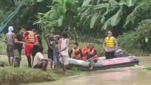 Tim SAR Lakukan Pencarian Terhadap Seorang Santri yang Tenggelam di Cirebon