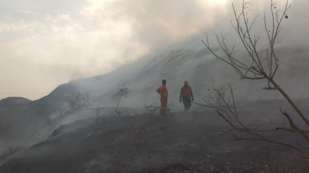 BNPB Bantu Pemadaman TPA Putri Cempo Solo dengan <i>Water Bombing</i>