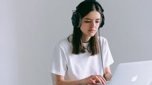 Aturan Mendengakan Musik Sambil Bekerja agar Semakin Fokus dan Produktif