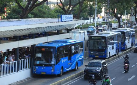 Pria Bermotor Lempar Kaca Bus hingga Retak, Transjakarta Lapor Polisi