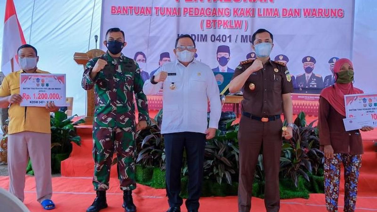 TNI Distribue BLT Aux Vendeurs De Rue à Musi Banyuasin Sumsel