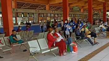 ランブータンターミナルの責任者は、旅行者の逆流のピークが土曜日に発生し、中部ジャワと西ジャワからの逆流の8,807人の乗客に達したと述べた