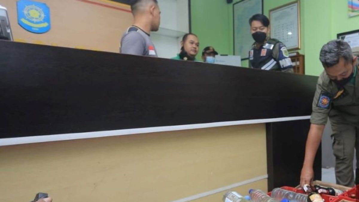 Satpol PP Madiun Raided 2 Houses Selling Alcohol, Bottles Filled With Jowo Wine Were Confiscated