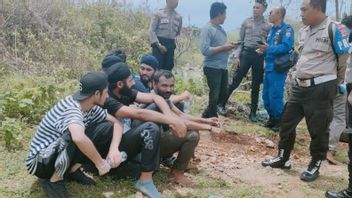 4名来自苏拉威西岛的船员将6名印度WN带到被警察拘留的死记硬背的NTT中
