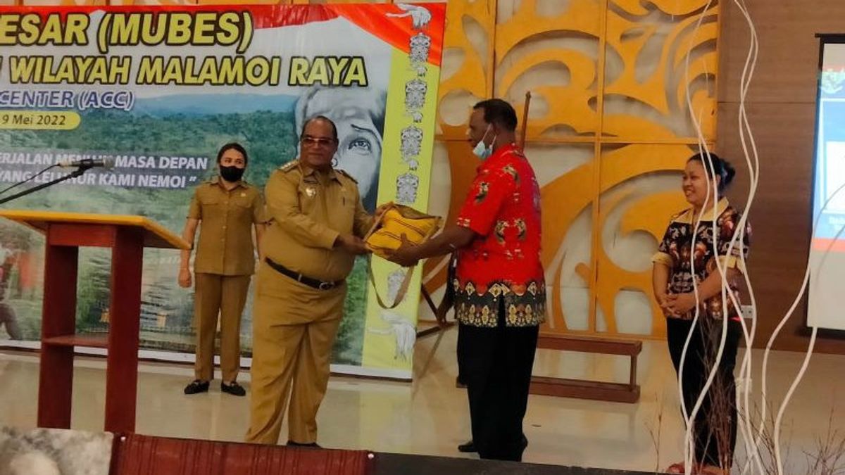 Mayor Of Sorong Contributes IDR 100 Million To Musda Of Indigenous Tribes, MOI