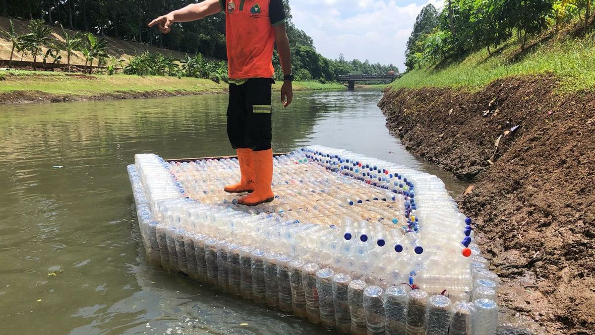 Une bouteille d'eau minérale a été transformée en bateau par des usées