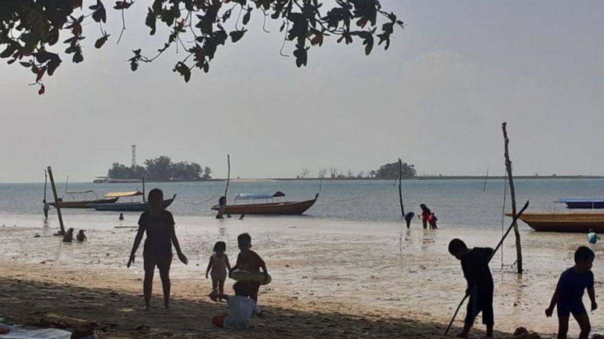 COVID-19 di Batam Melandai, Warga Mulai Berani ke Pantai