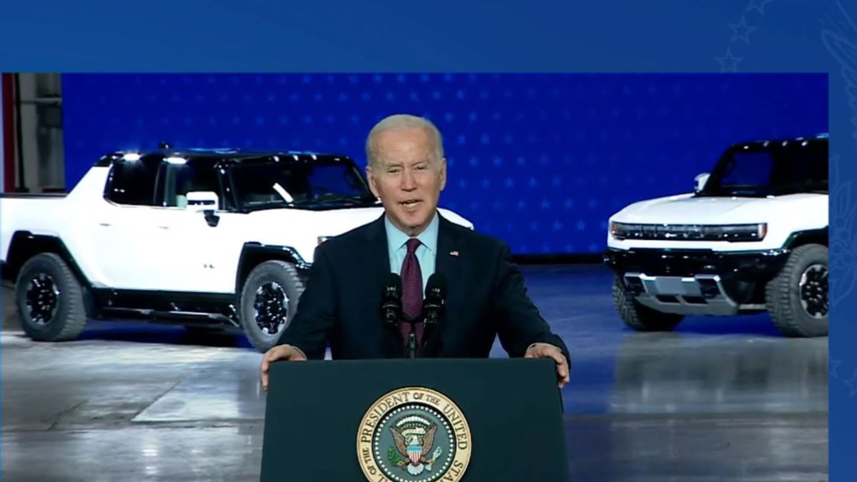 Faisant La Promotion D’un Véhicule électrique Américain, Joe Biden Tente De Tester Le Hummer électrique