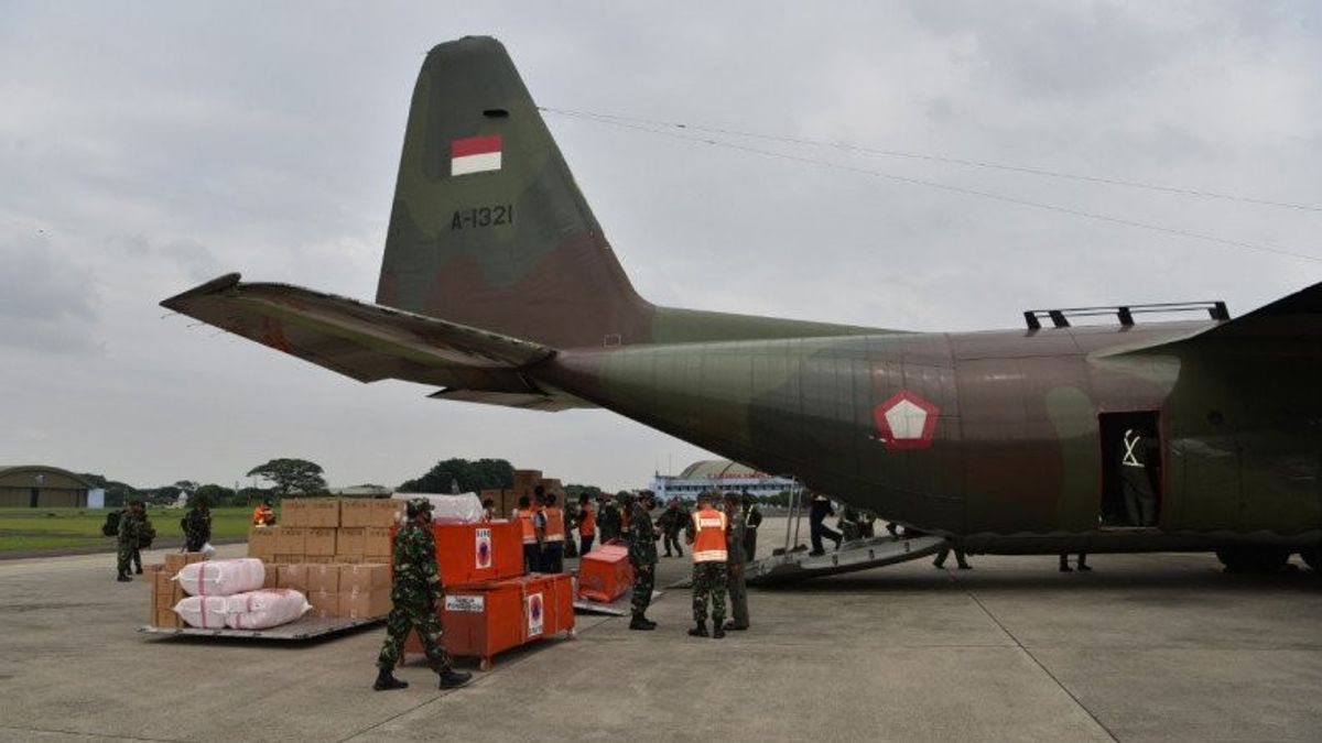 L’armée De L’air Indonésienne Transporte Une Assistance Logistique à Mamuju