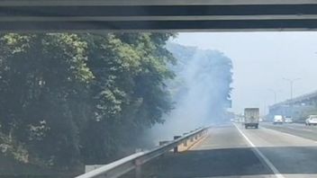 Due To The Burning Of Waste, Empty Land On The Edge Of The Cipayung Toll Road Caught Fire