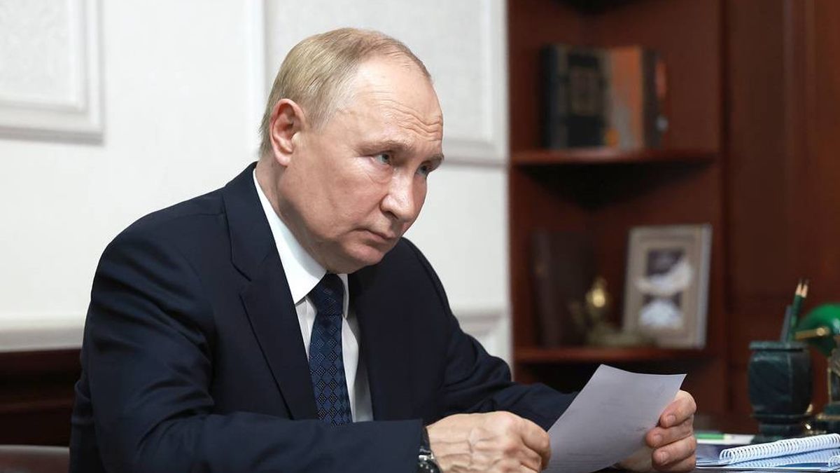 Putin Gathers Senior Officials To Discuss Russia's Border Situation Amid Ukrainian Attacks