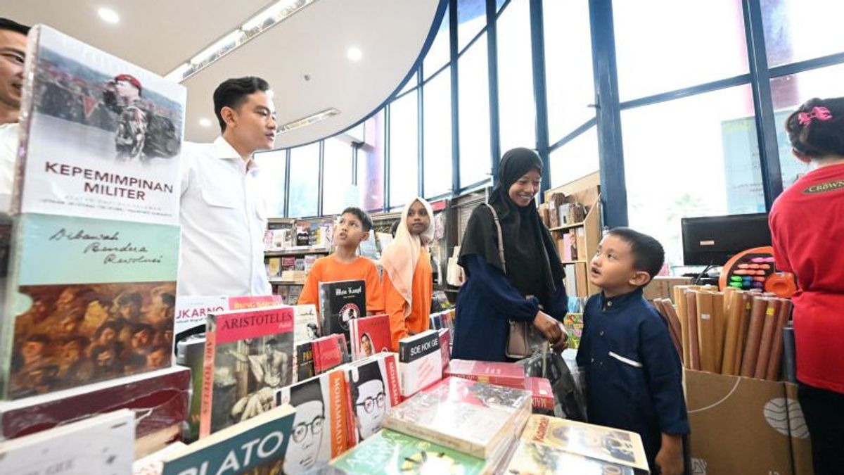 Le vice-président a invité les enfants à la librairie de Gunung Agung, semant un intérêt à lire depuis le début