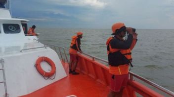 10 ريال سعودي أفراد الفريق أسفل البحث الماليزيين ديوند في مياه جزيرة السودان