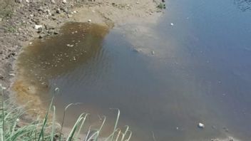 المياه ذات اللون الأسود Pekat مع رائحة الكحول في نهر Bengawan Solo ، PDAM توقف 3 محطات معالجة