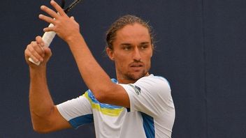 Ukrainian Tennis Player Dolgopolov Hangs Racket To Lift Arms