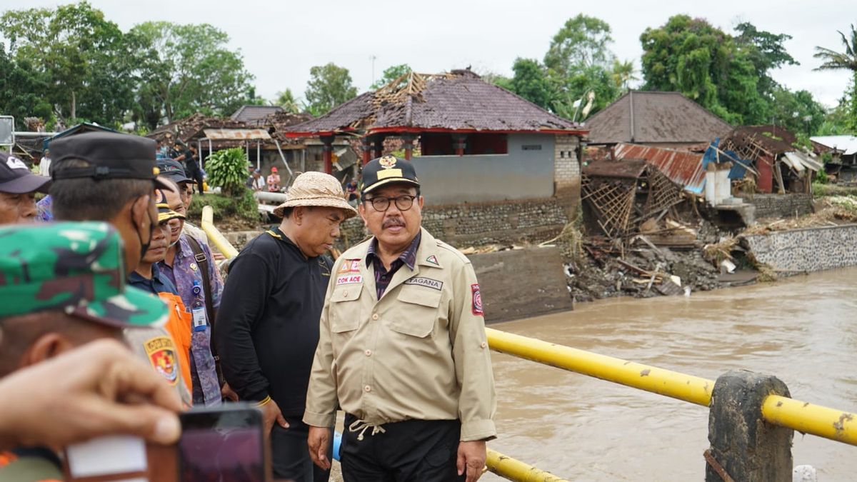 Wagub Bali Cok Ace Cek Jembatan Biluk Poh Jembrana yang Aksesnya Terputus Diterjang Banjir