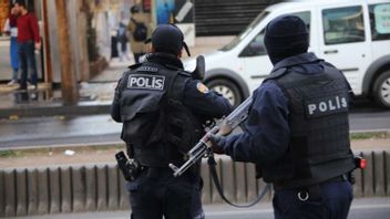 اعتقال 22 شخصا يشتبه في انتمائهم إلى تنظيم الدولة الإسلامية الإرهابي، الشرطة التركية سيتا بيستول إلى مناظير