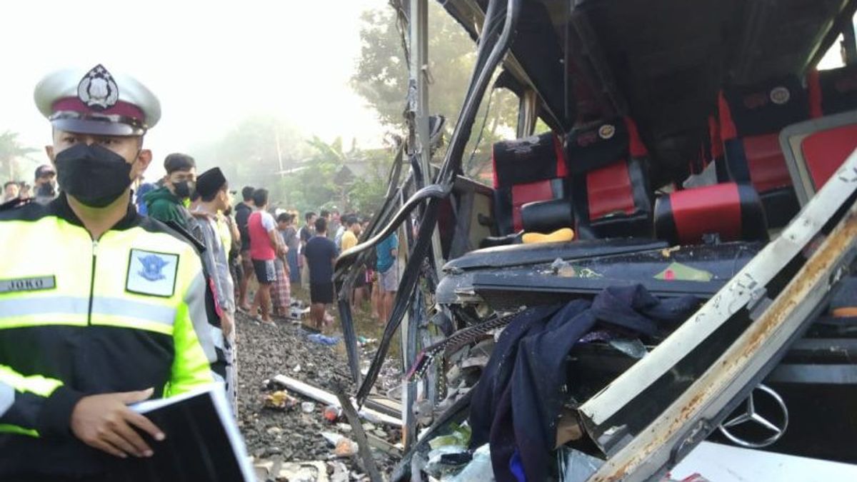 Bus Hit By Train In Tulungagung Four Killed Dozens Injured