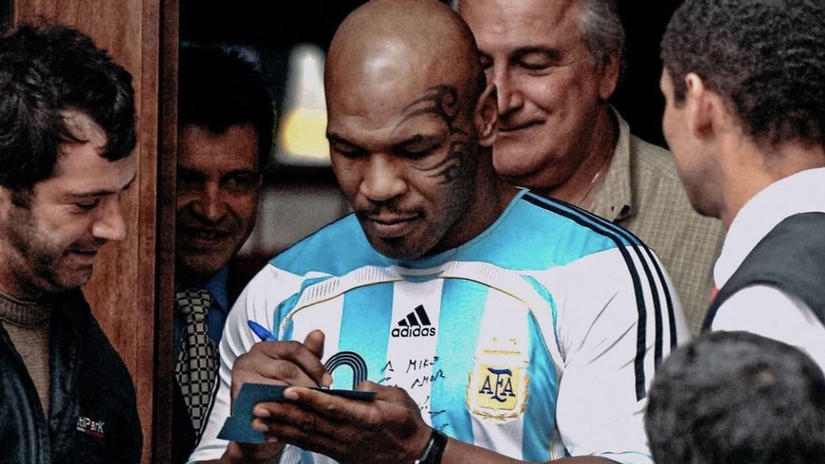 回忆迈克·泰森（Mike Tyson）大胆而荒谬的举动：在巴西宫廷中穿阿根廷球衣