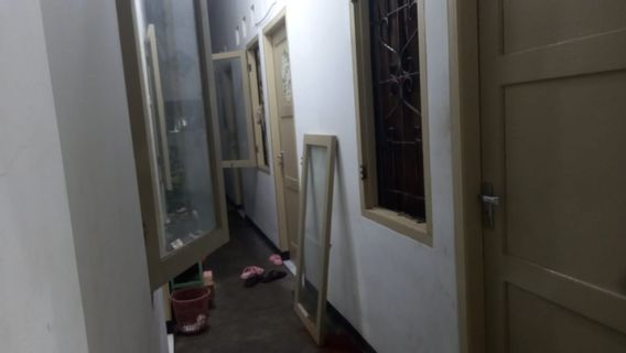 Pasar Minggu寄宿公寓的居民兴奋地发现浴室里的尸体，鼻子和嘴巴都流血了