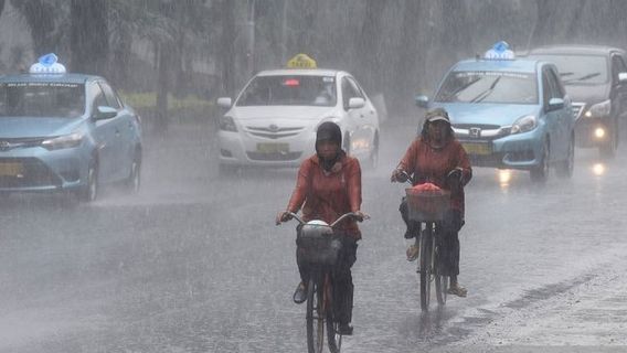 今天的天气:印度尼西亚大城市大部分地区的雨水,注意雷击的可能性