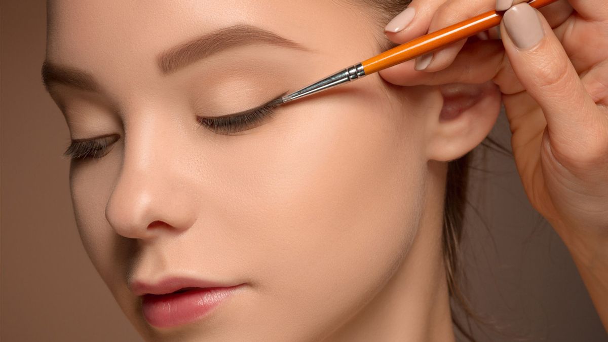 Use Black Eyeliner Or Chocolate, Which Suits? Consider These 5 Things