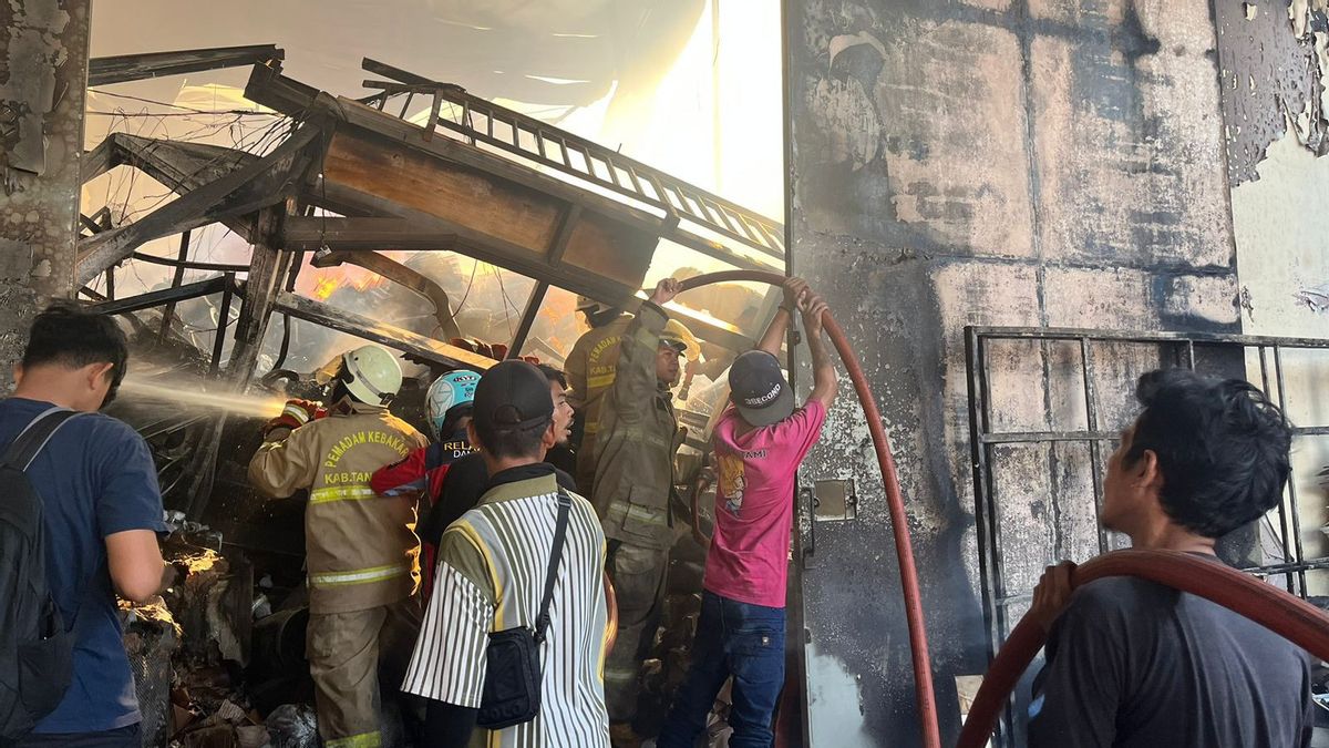 Dua Gudang di Kosambi Tangerang Terbakar, 5 Unit Damkar Diterjunkan