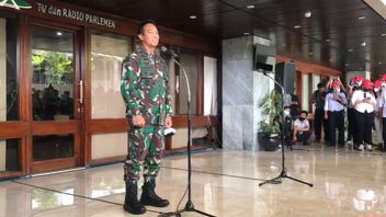 ابتسامة الجنرال أنديكا بيركاسا الكبيرة بعد أن وافق عليها DPR ليصبح قائد الجيش الوطني الإندونيسي
