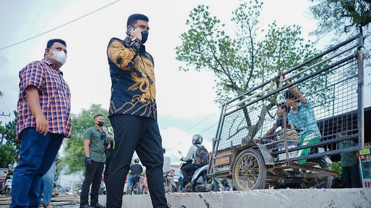 Walikota Medan Bobby Nasution Turun ke Jalan Cek Perbaikan Jalan