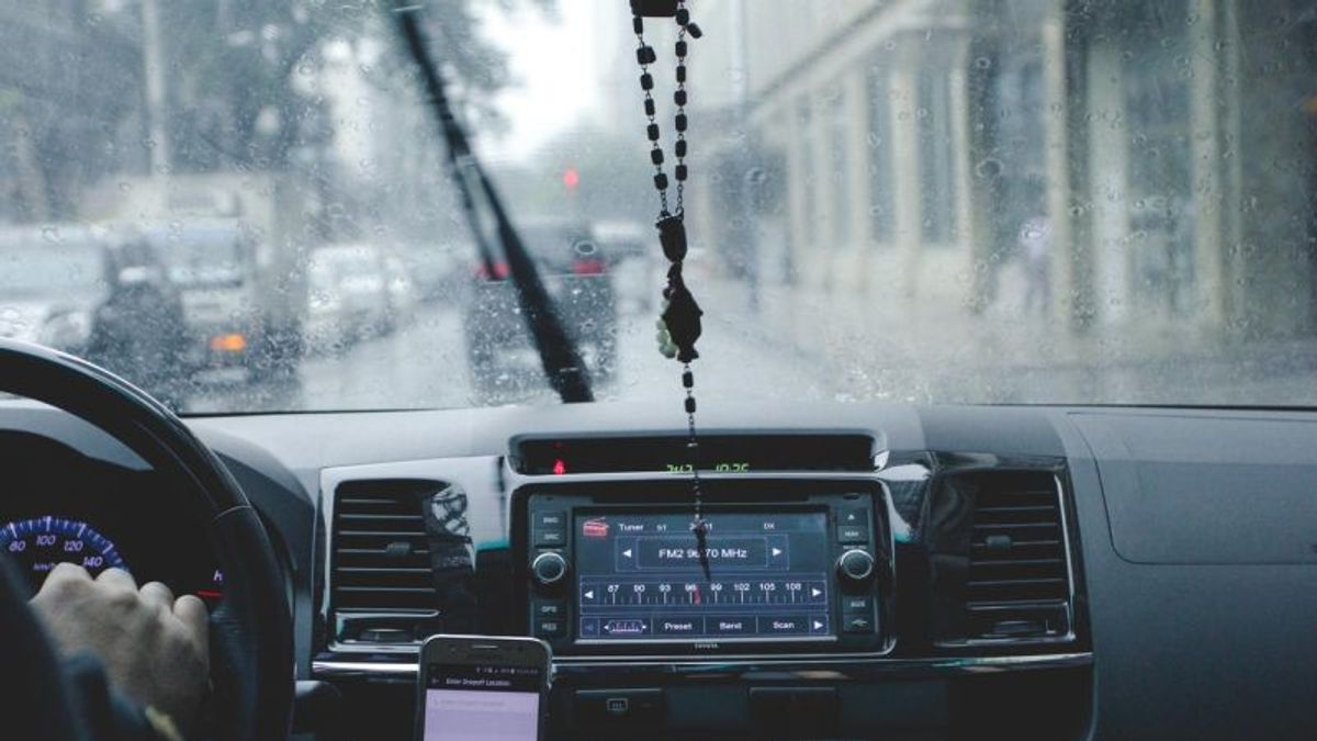 أربع نصائح لتجنب زجاج السيارة متعفن في موسم الأمطار