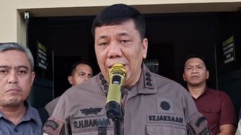 2 سنوات طليقة ، مدير مشروع الجسر في كيبري ديكيدوك في منزله في كينداري